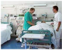 sanita letto ospedale con 2 medici1